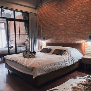 Zimmer mit Kingsize-Bett
